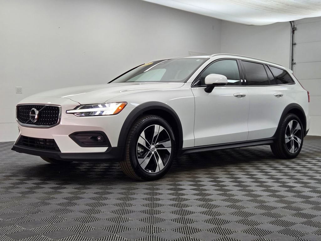Used 2025 Volvo V60 B5 Cross Country Plus image 2