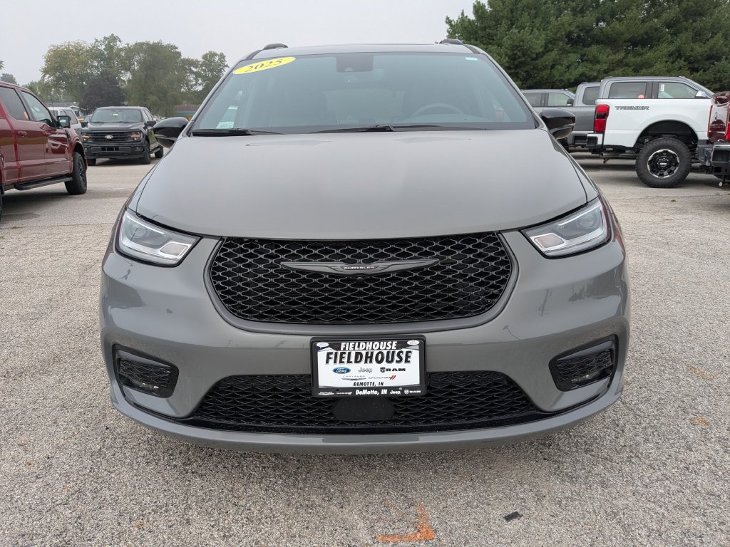 Used 2025 Chrysler Pacifica Limited FWD image 2