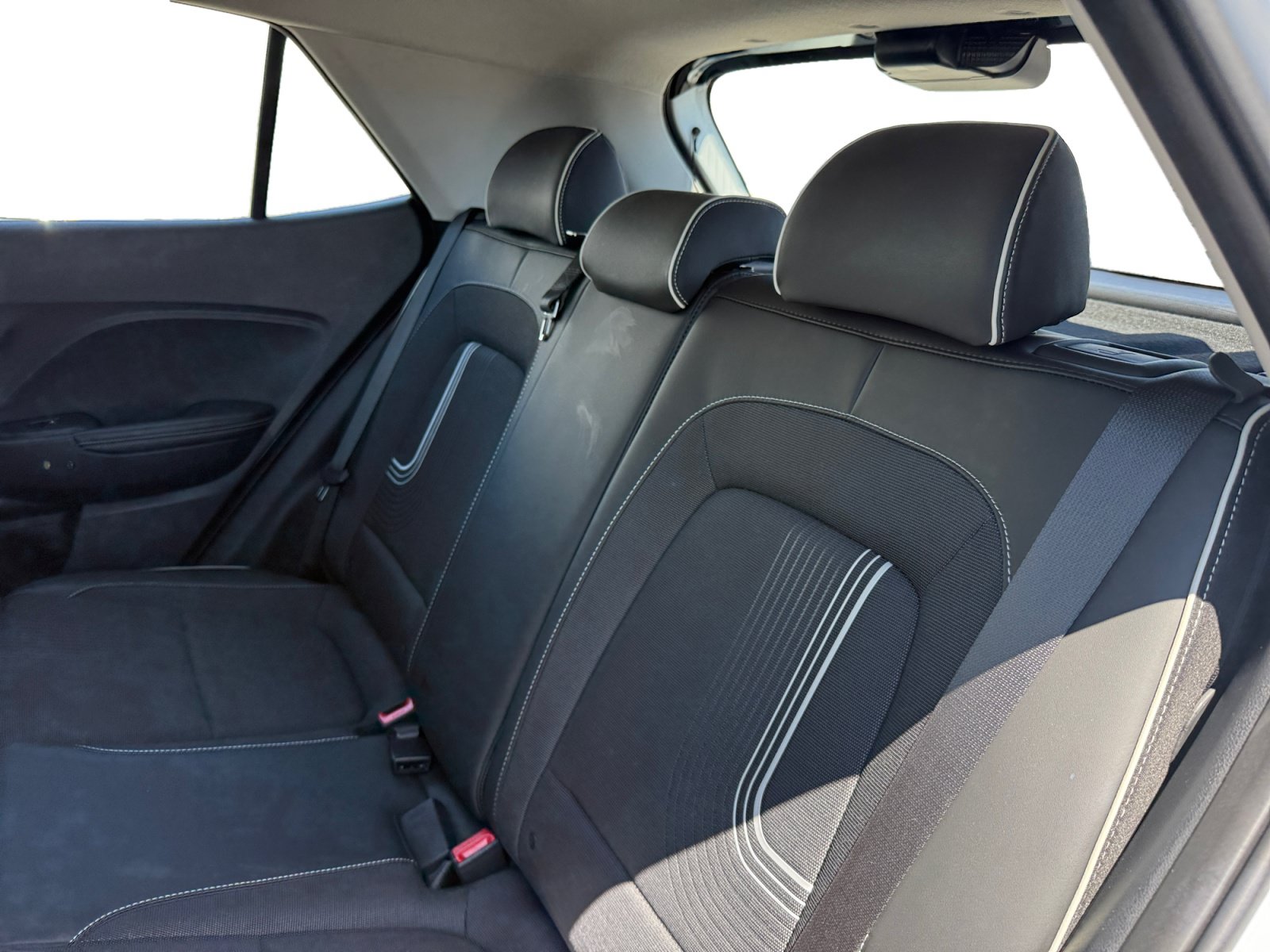 Used 2025 Hyundai Venue Limited FWD image 16