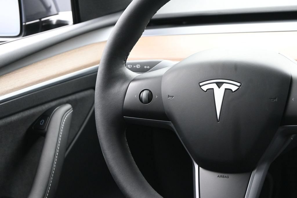 Used 2023 Tesla Model Y Long Range AWD/4WD image 23