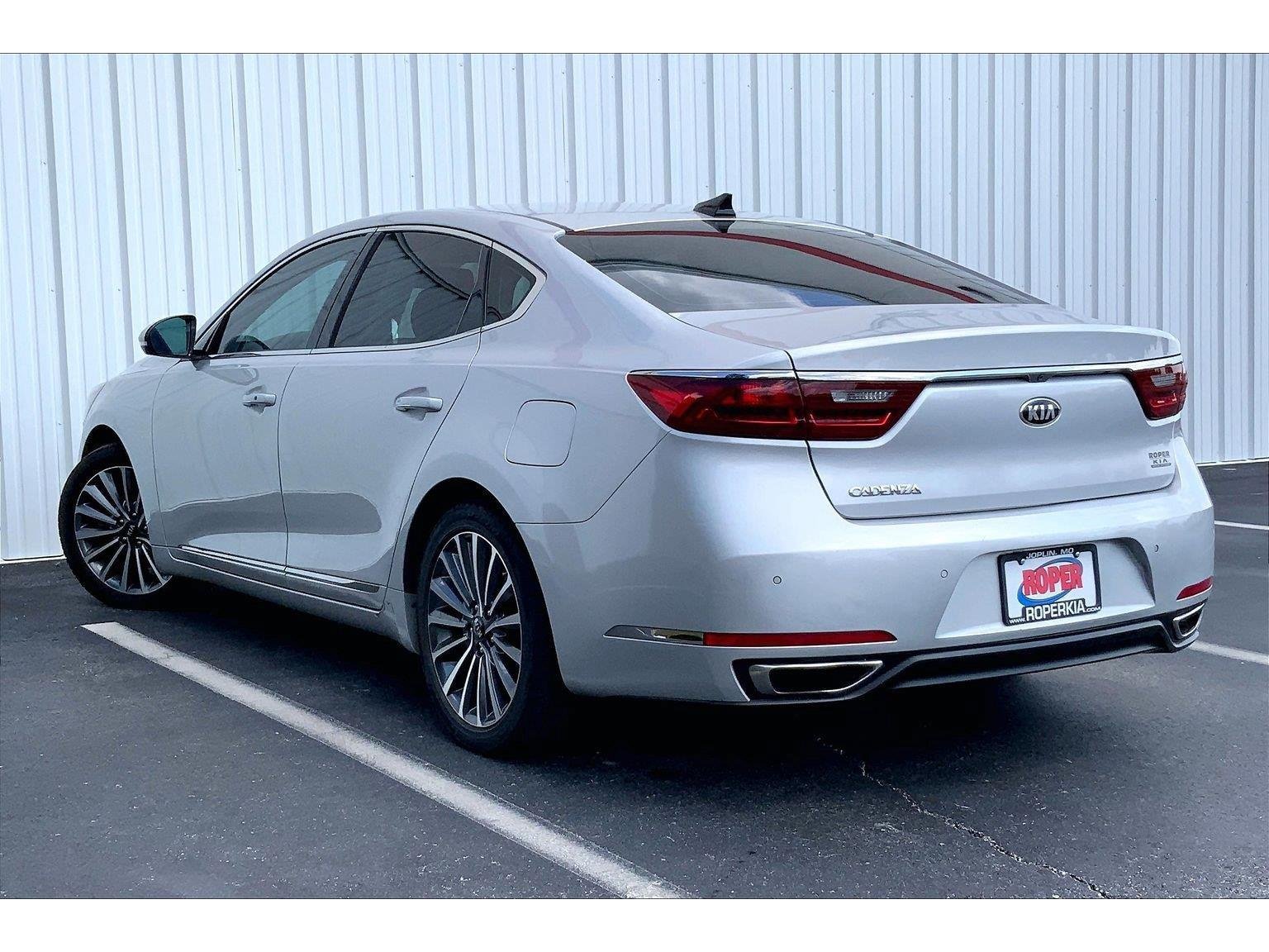 Used 2018 Kia Cadenza Premium w/ Luxury Package FWD image 9