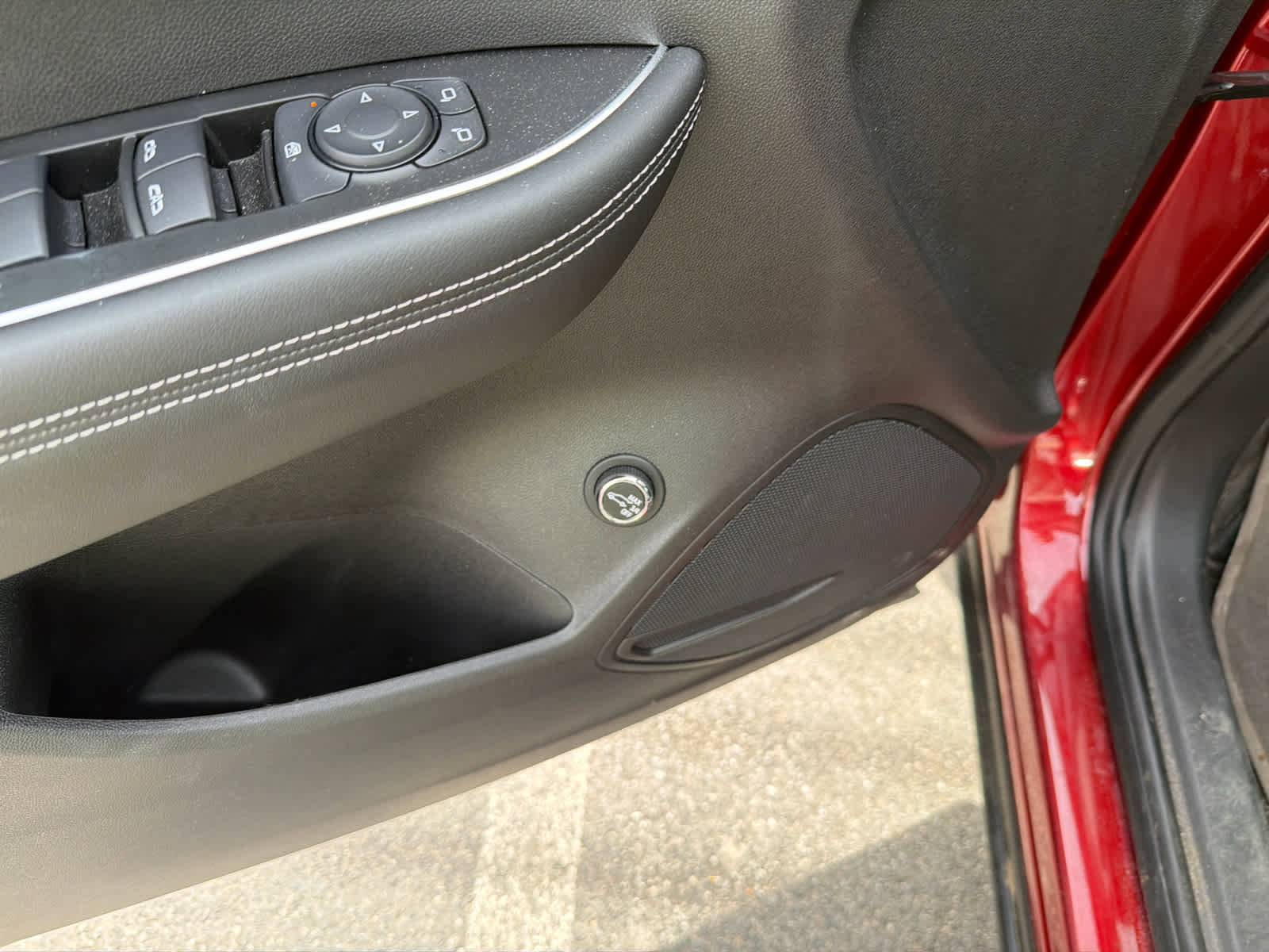 Used 2023 Buick Envision Essence AWD/4WD image 2