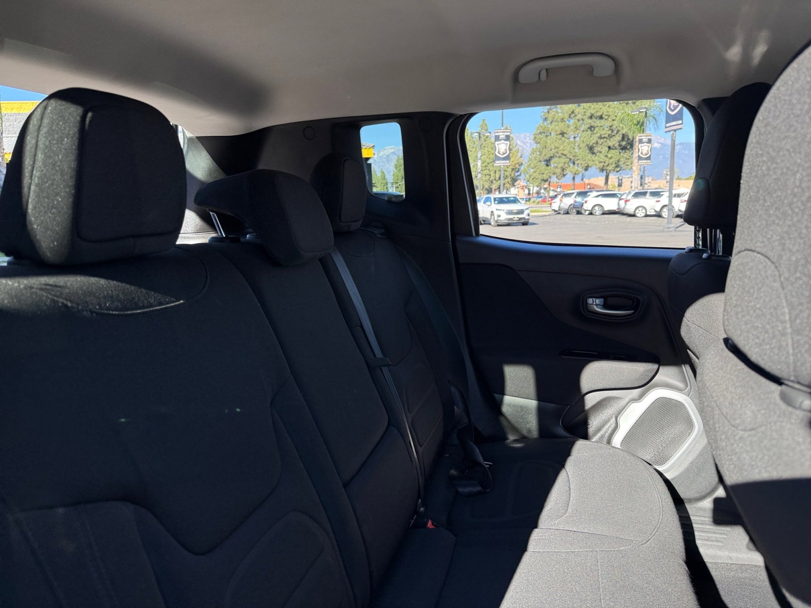 Used 2018 Jeep Renegade Latitude w/ UConnect 8.4 Nav Group image 18