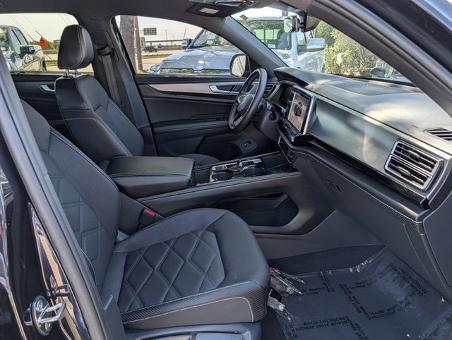 Used 2024 Volkswagen Atlas Cross Sport SE image 32