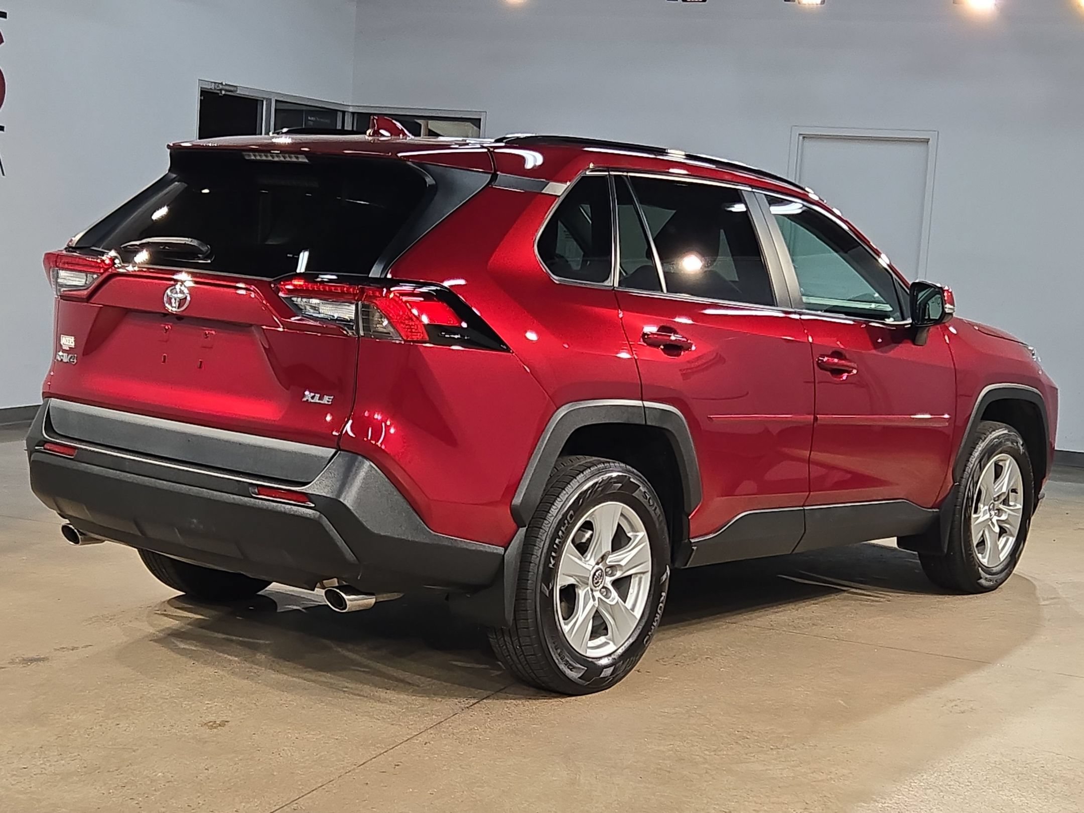 Used 2020 Toyota RAV4 XLE w/ Convenience Package FWD image 7