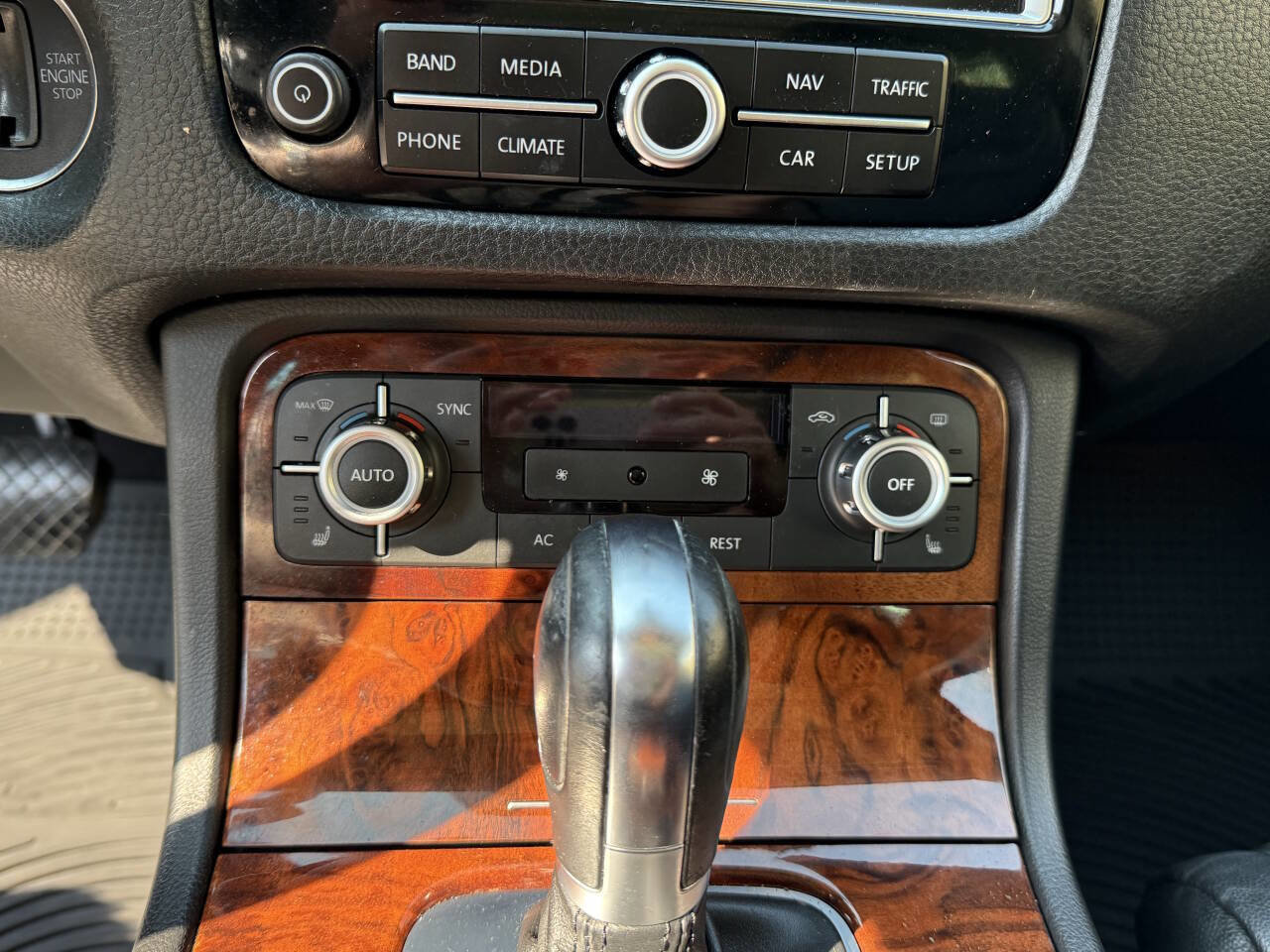 Used 2012 Volkswagen Touareg Sport image 27