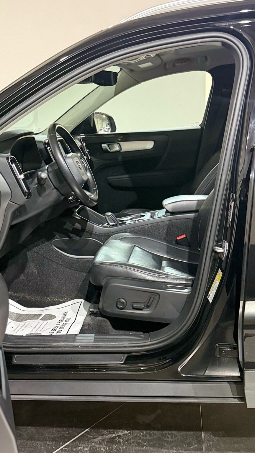Used 2020 Volvo XC40 T5 Momentum image 33