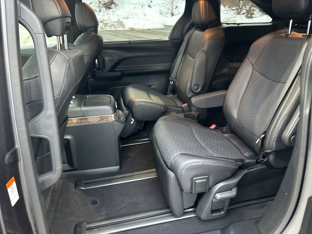 Used 2025 Toyota Sienna Platinum image 28