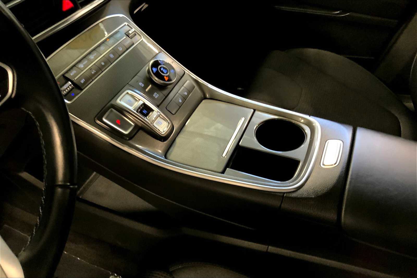 Used 2022 Hyundai Santa Fe SEL w/ Convenience Package image 16