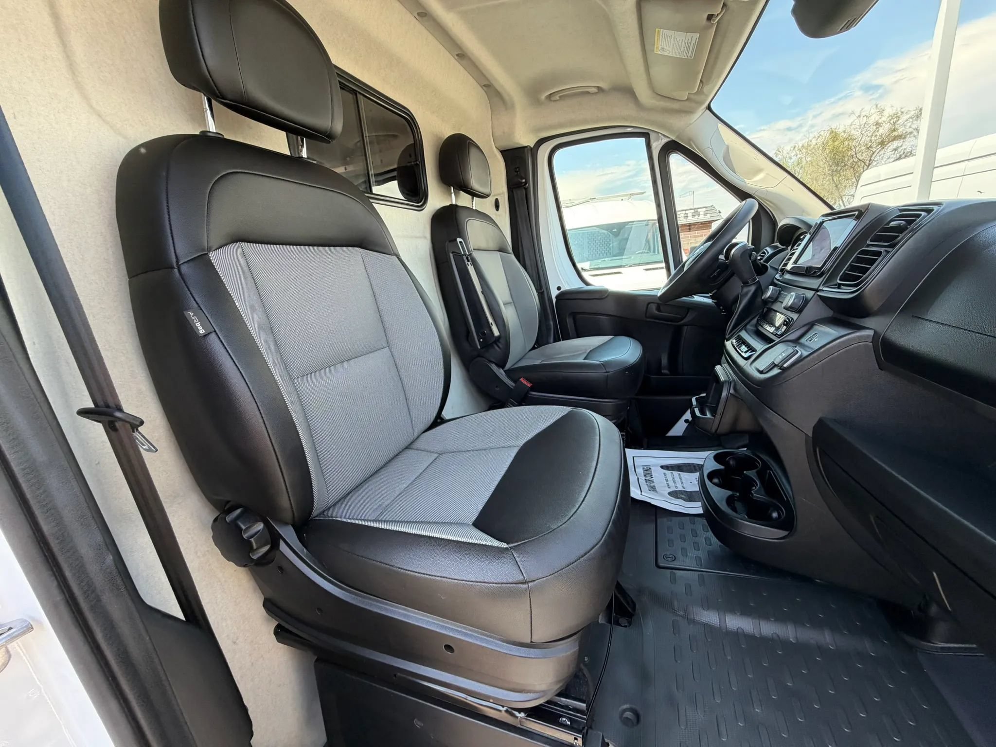 Used 2025 RAM ProMaster 2500 w/ Convenience Group FWD image 15