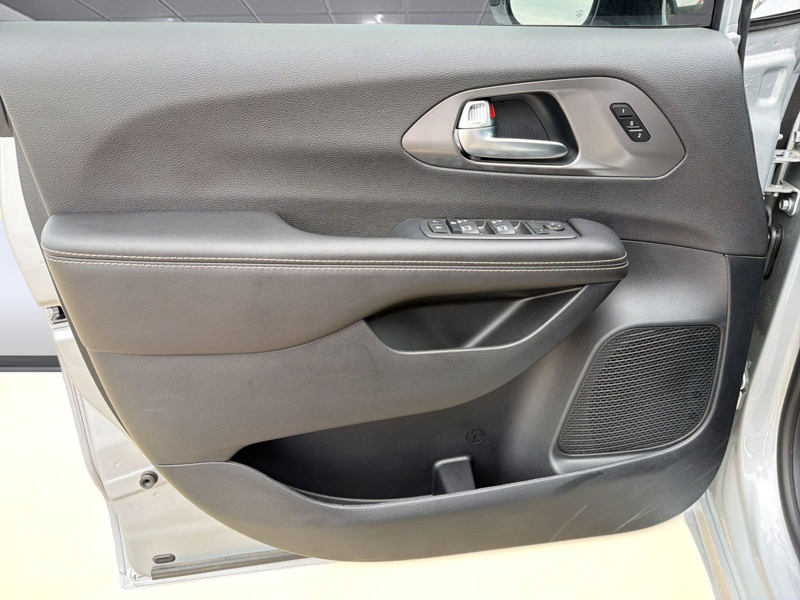 New 2026 Chrysler Pacifica Select w/ S Appearance Package FWD image 13