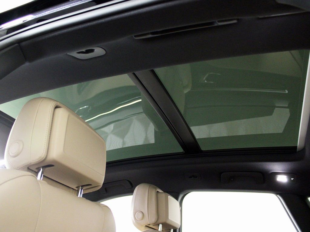 Certified 2025 Porsche Macan AWD/4WD image 17