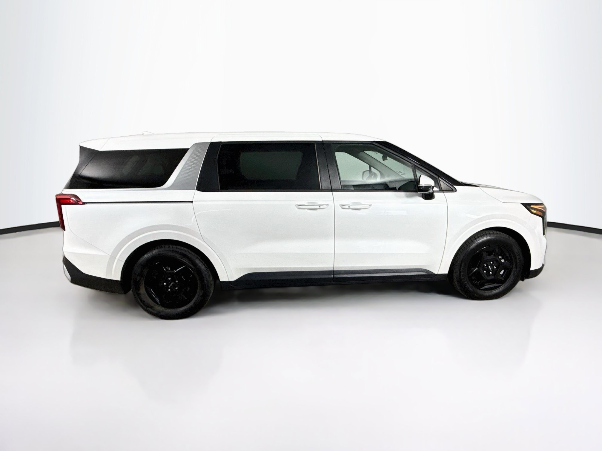 Used 2025 Kia Carnival FWD image 2