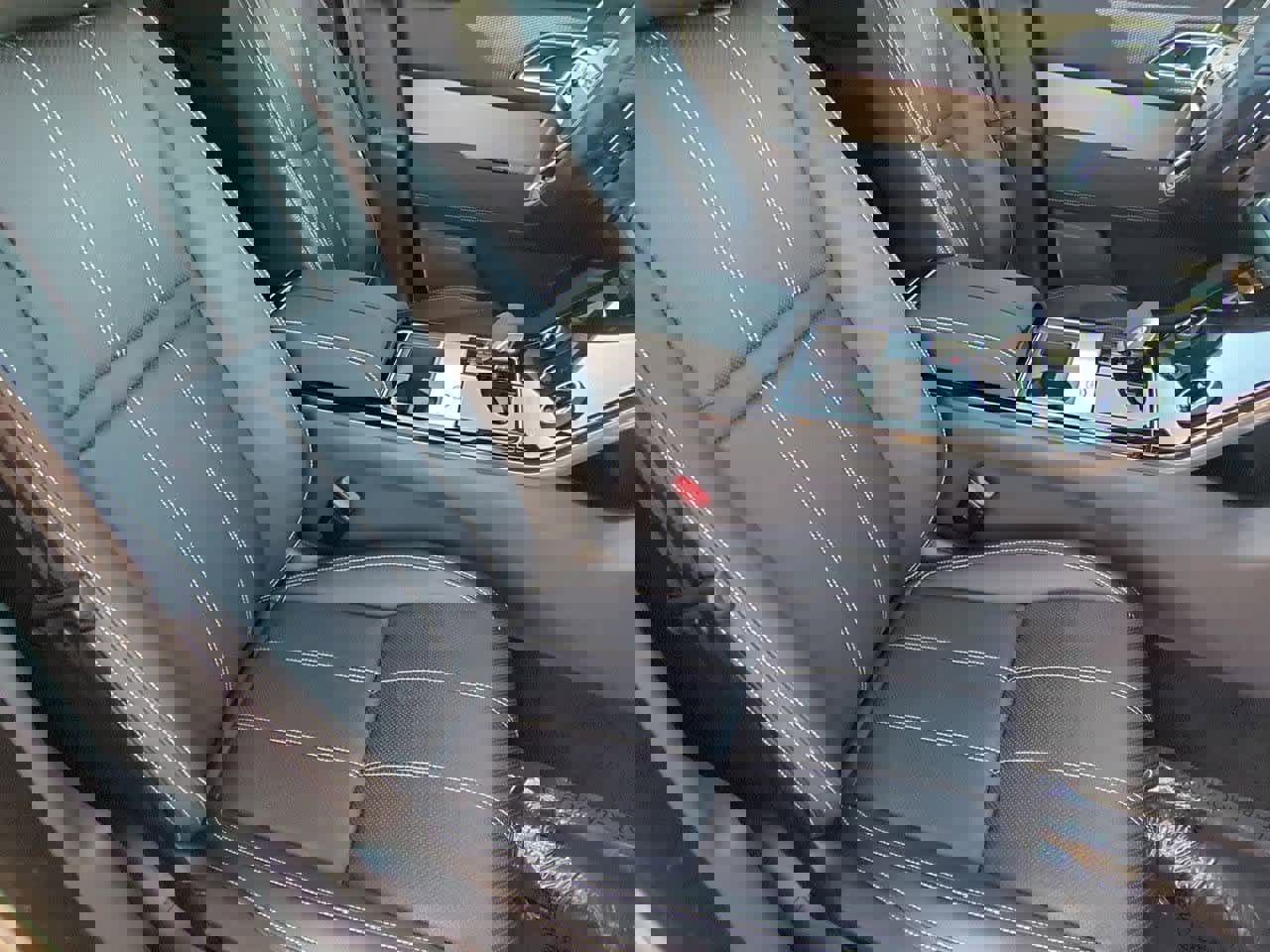 Used 2022 Land Rover Range Rover Velar R-Dynamic S image 21