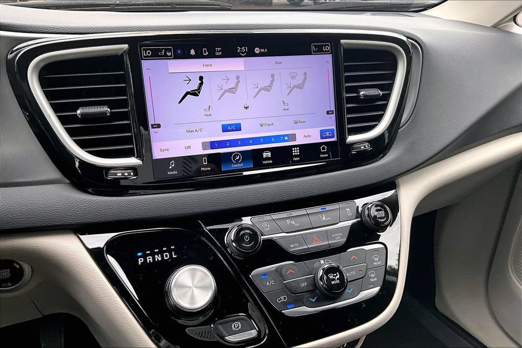 Used 2023 Chrysler Pacifica Touring-L FWD image 10
