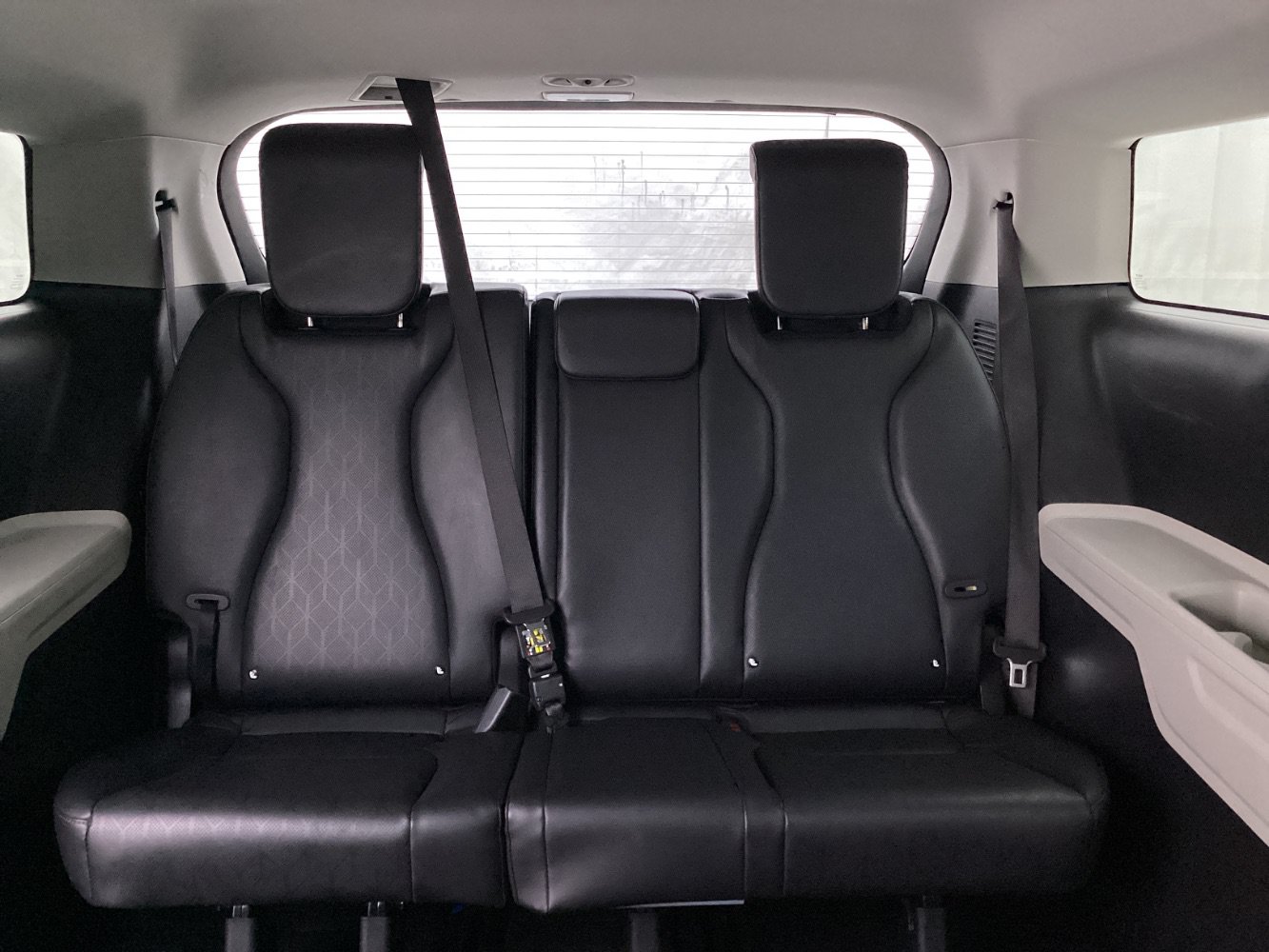 Used 2024 Kia Carnival LX FWD image 26