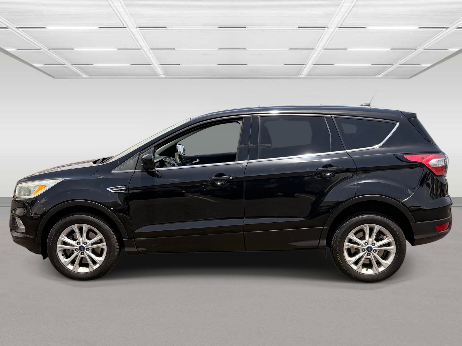Used 2017 Ford Escape SE FWD image 2