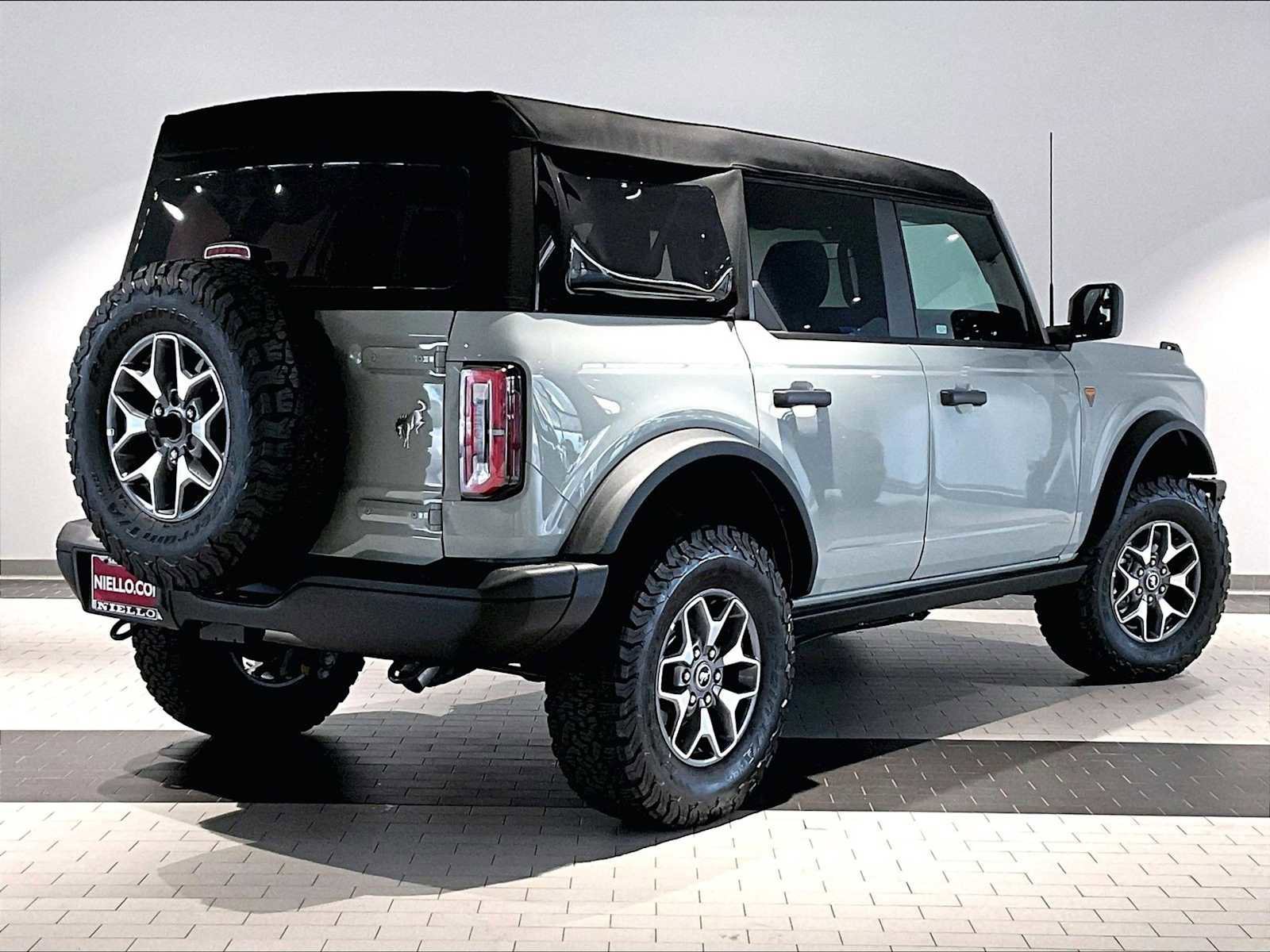 Used 2024 Ford Bronco Badlands image 10