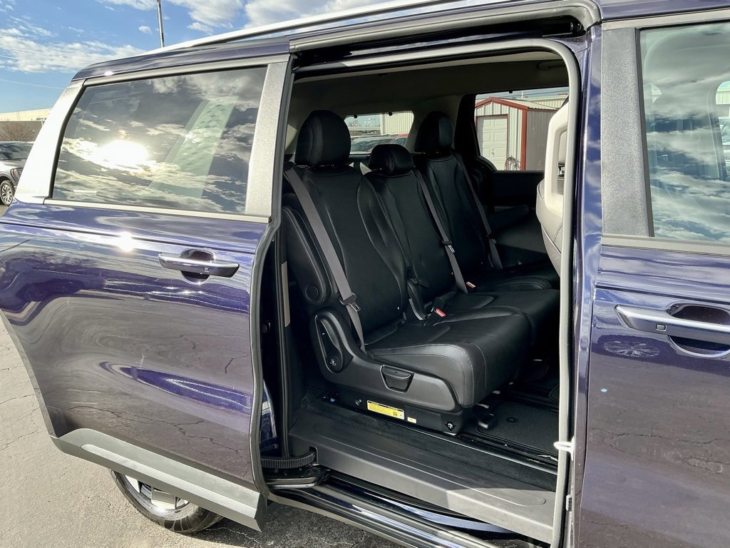 Used 2025 Kia Carnival EX image 25