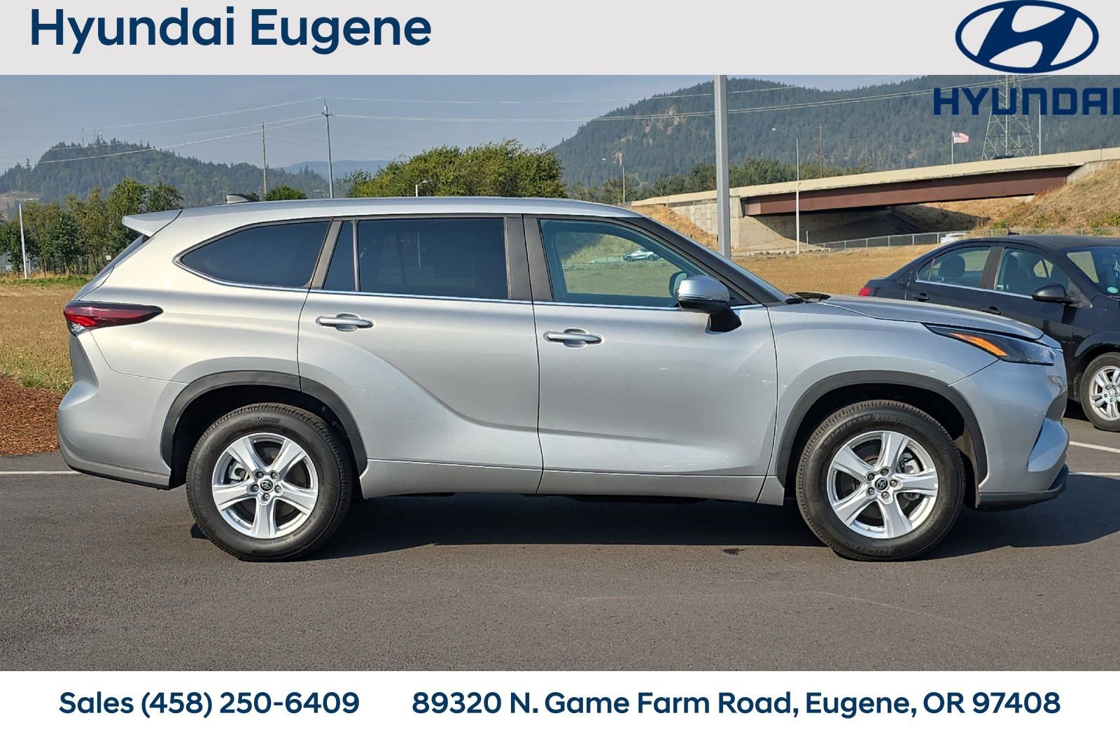 Used 2024 Toyota Highlander LE FWD image 2