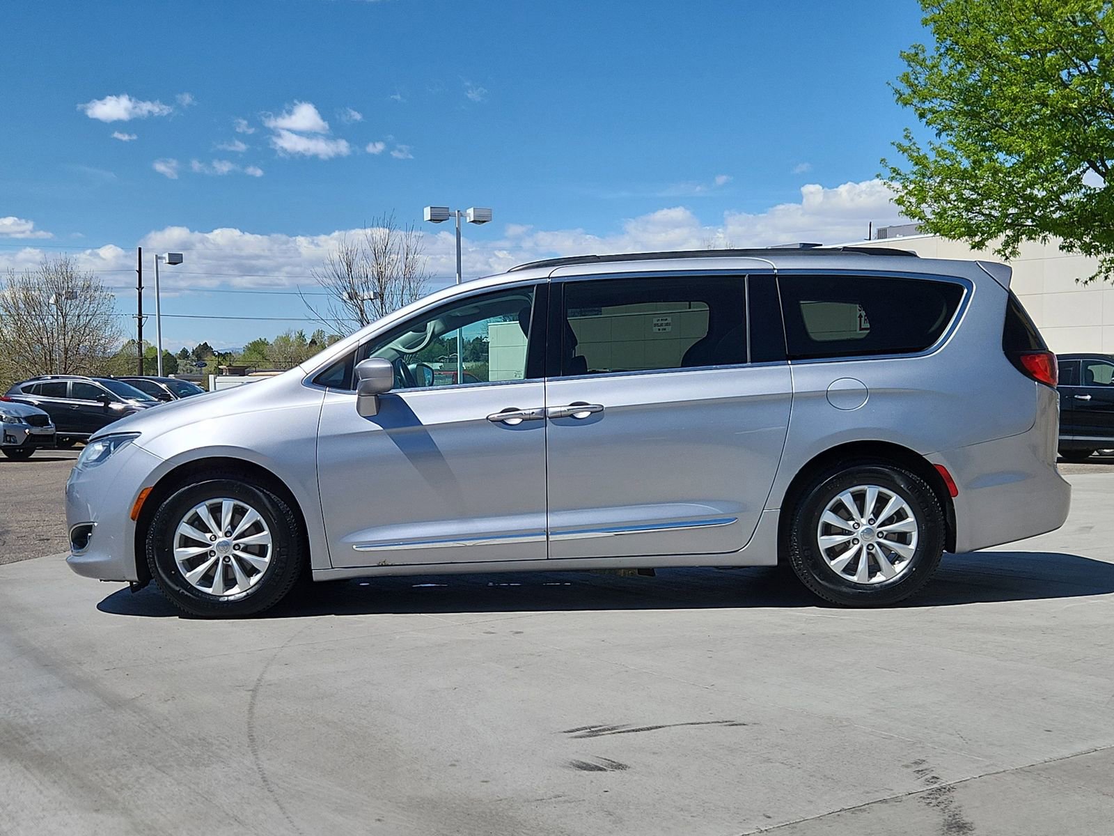 Used 2017 Chrysler Pacifica Touring-L FWD image 2