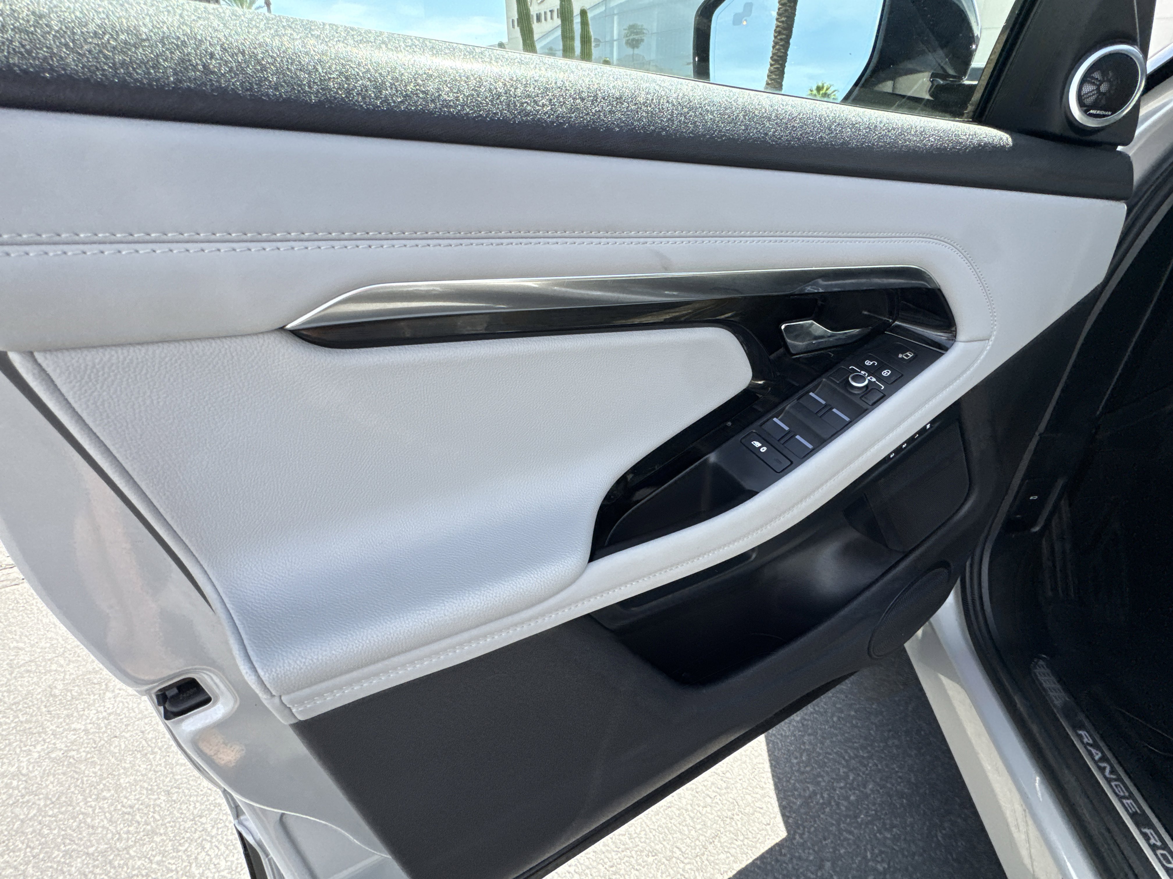Used 2020 Land Rover Range Rover Evoque First Edition image 23