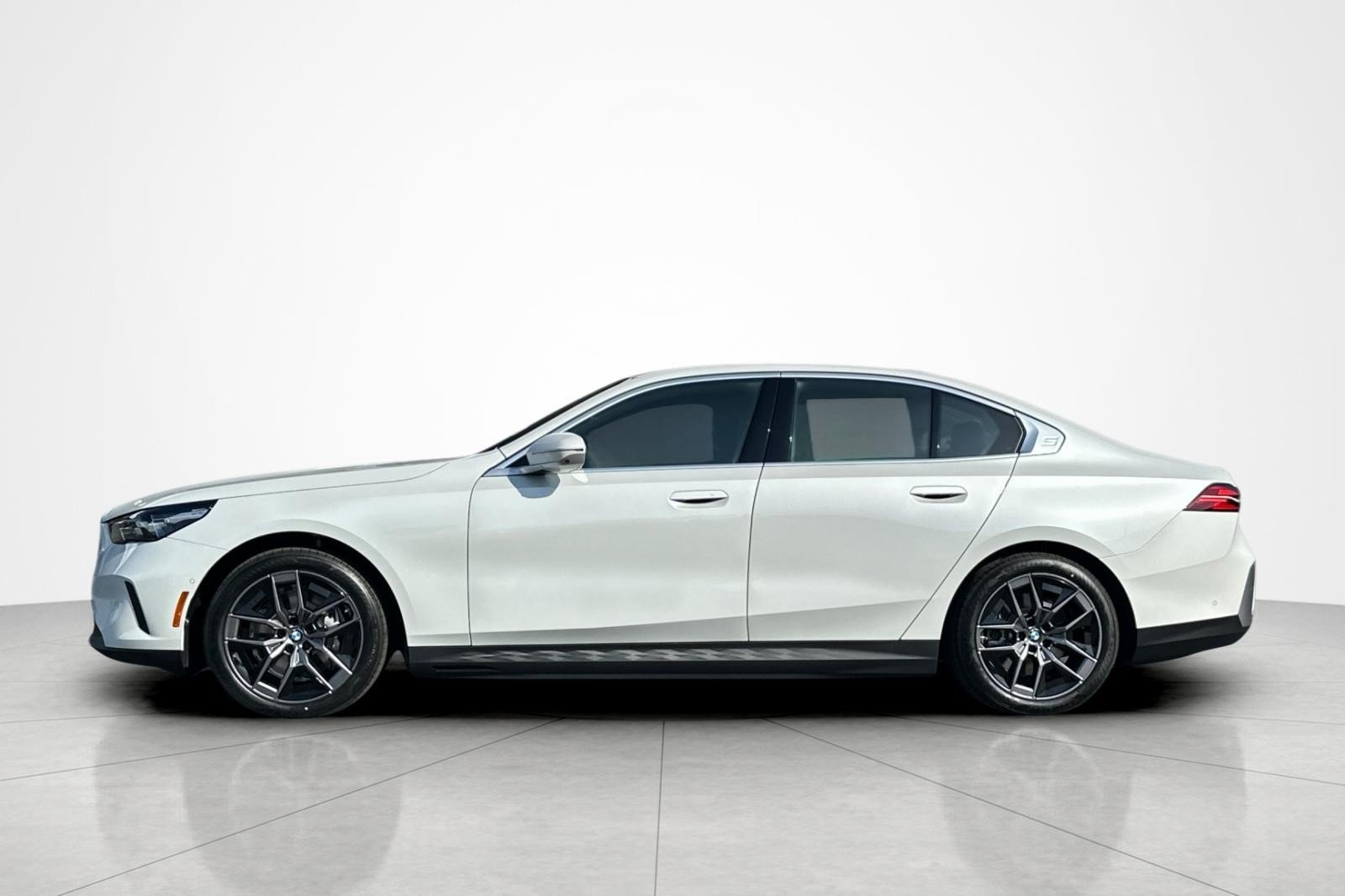 New 2027 BMW i5 eDrive40 w/ Premium Package RWD image 2
