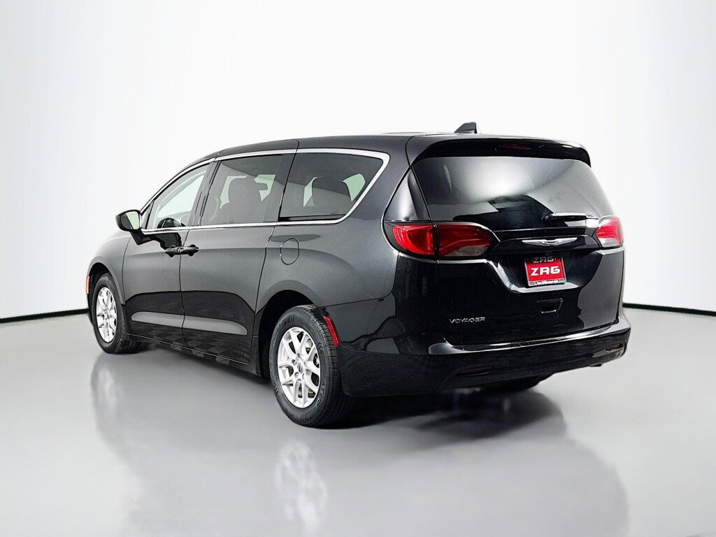 Used 2022 Chrysler Voyager LX image 3