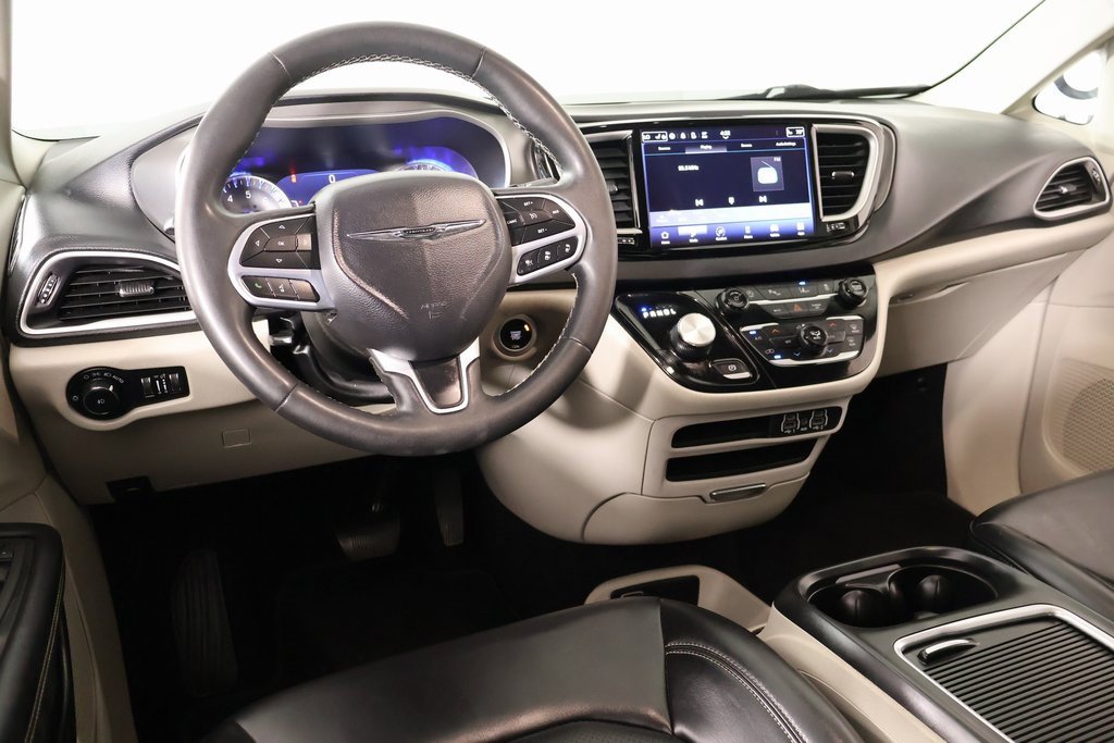 Used 2023 Chrysler Pacifica Touring-L image 2