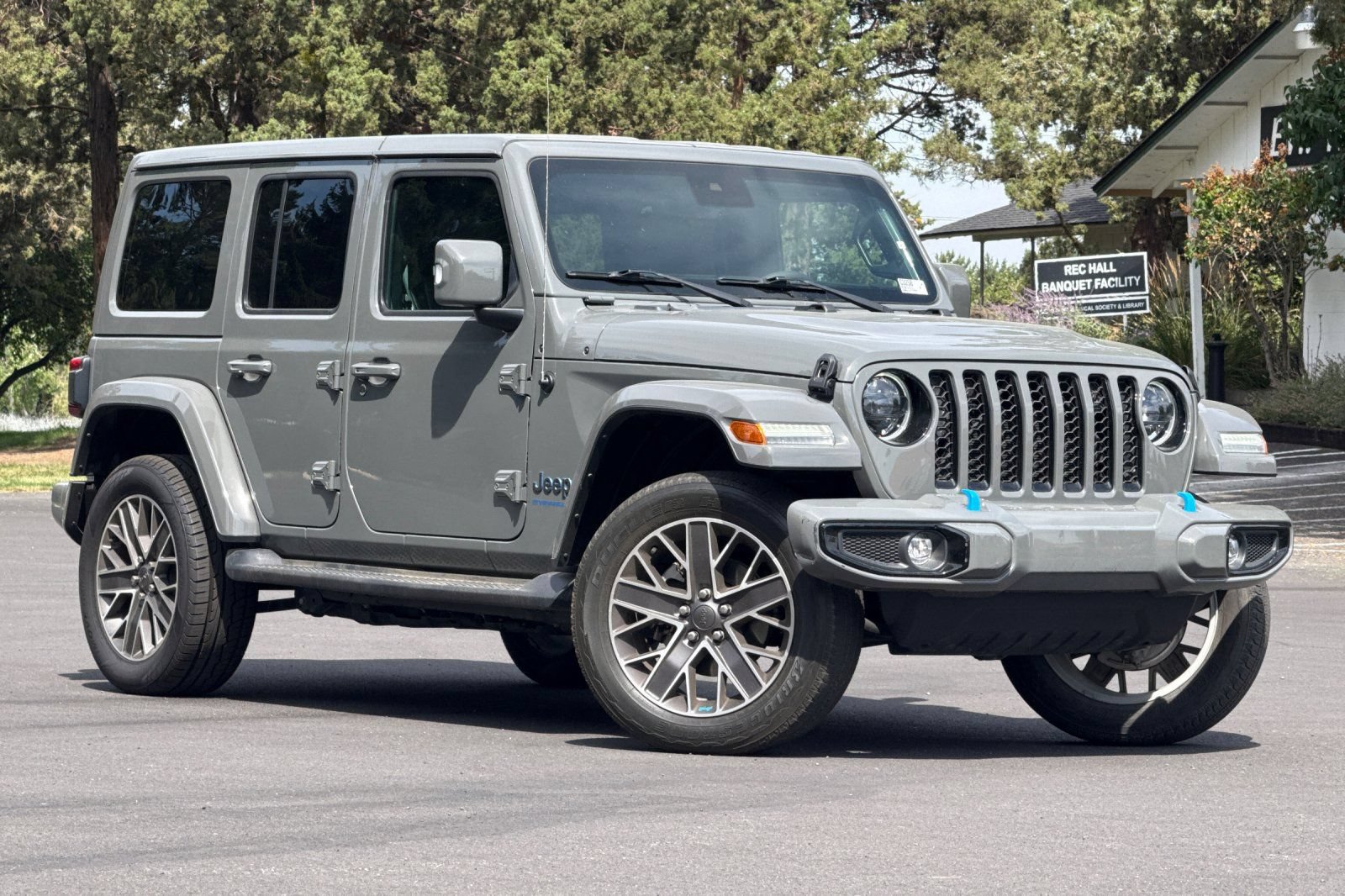 Used 2023 Jeep Wrangler Unlimited Sahara AWD/4WD image 2