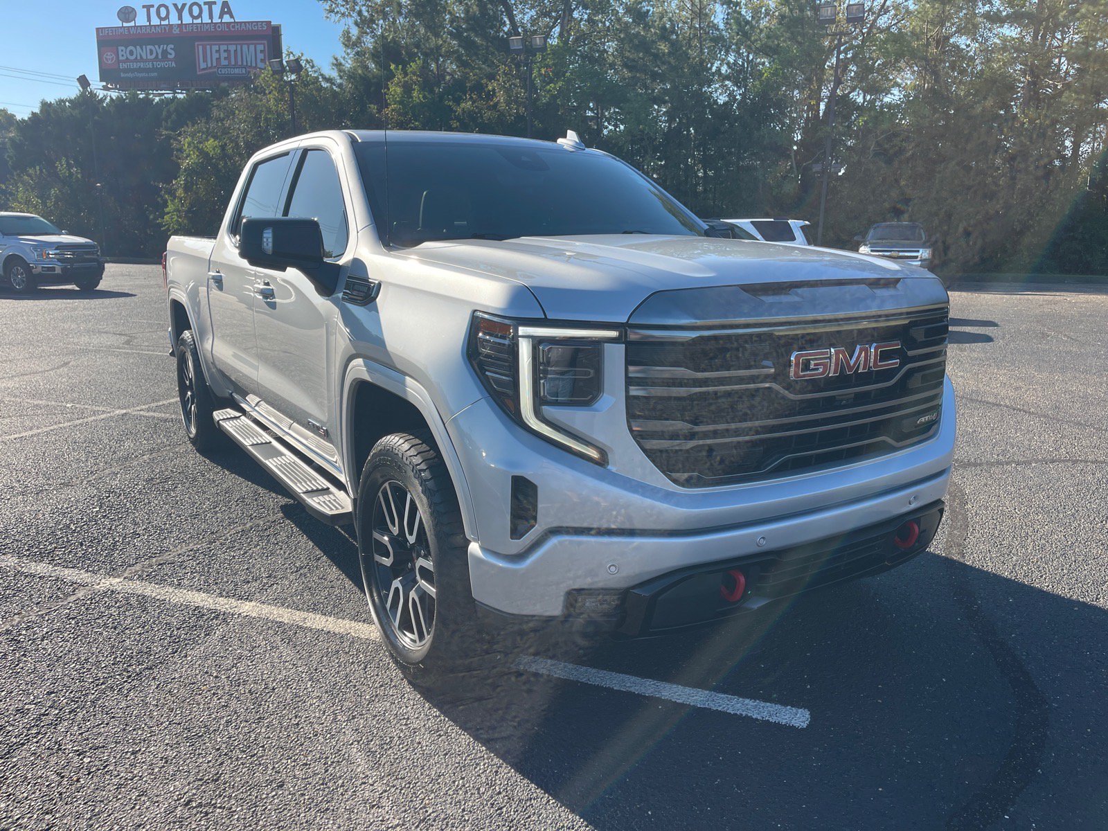 Used 2022 GMC Sierra 1500 AT4 w/ Technology Package AWD/4WD image 1