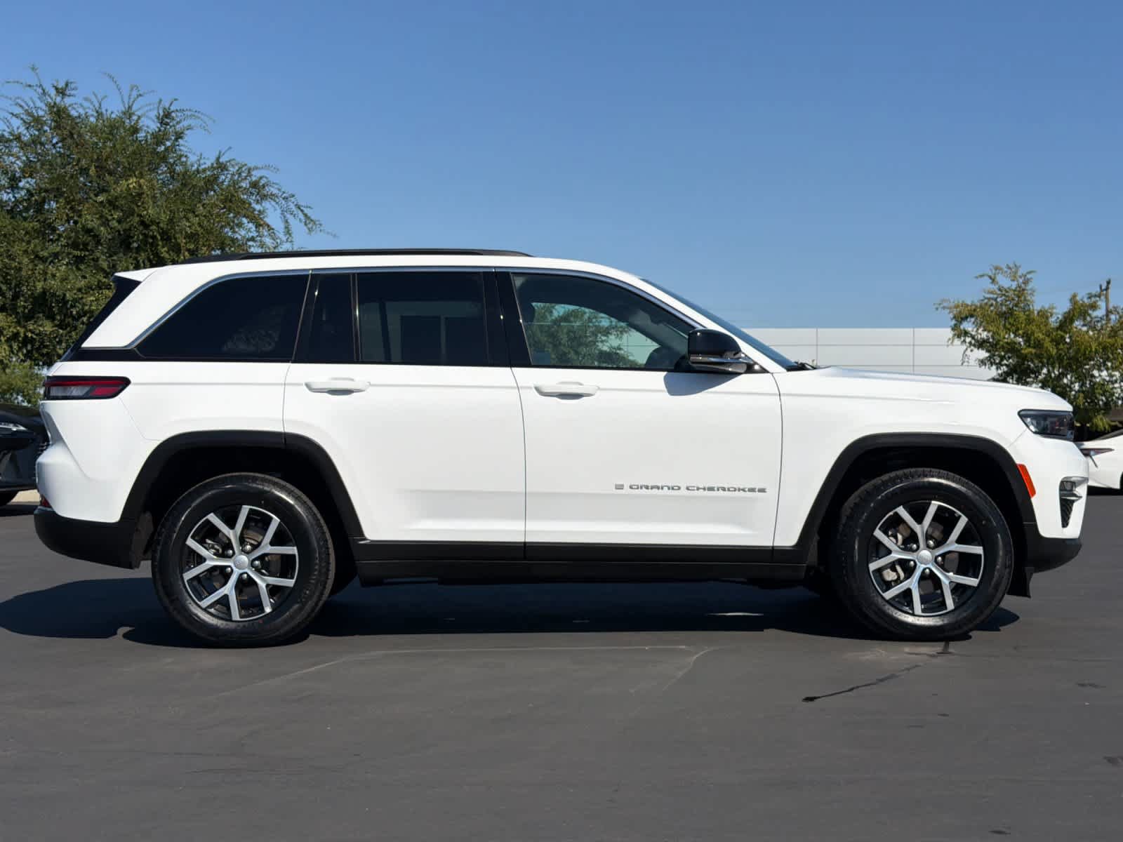 Used 2024 Jeep Grand Cherokee Limited RWD image 6