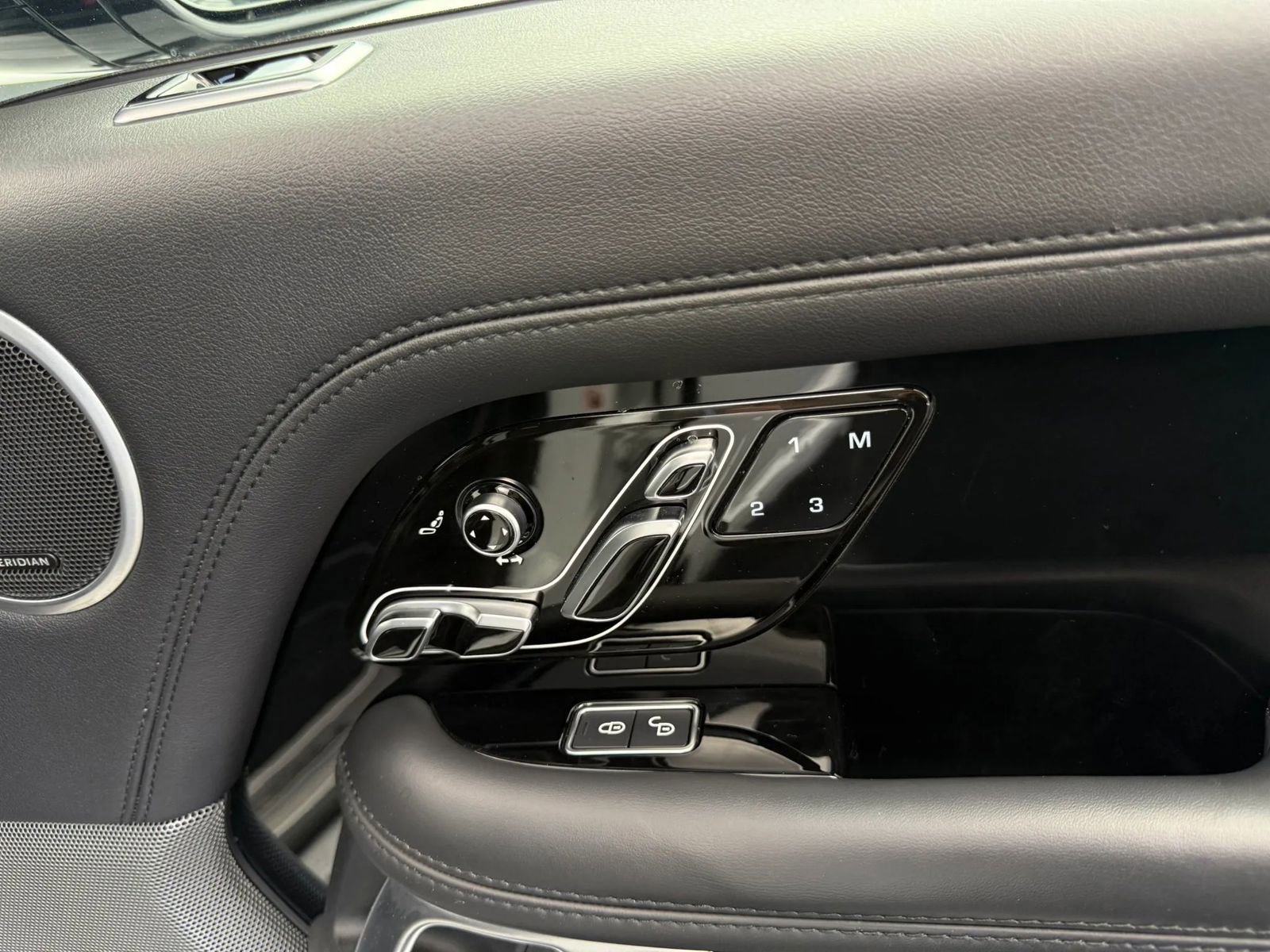 Used 2020 Land Rover Range Rover HSE image 32