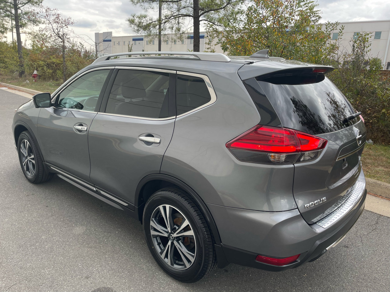 Used 2017 Nissan Rogue SL w/ SL Premium Package image 3