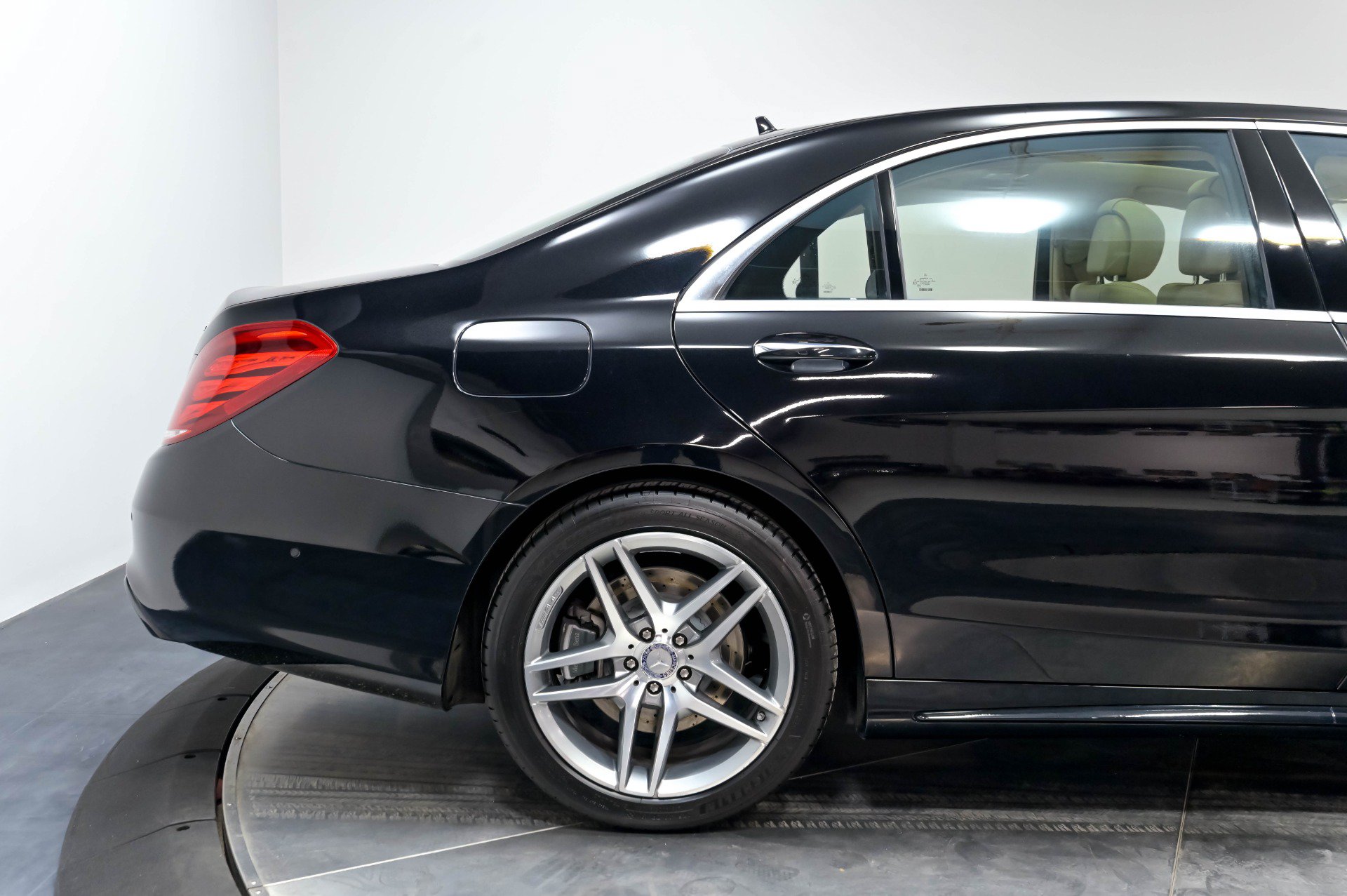 Used 2016 Mercedes-Benz S 550 4MATIC Sedan image 18