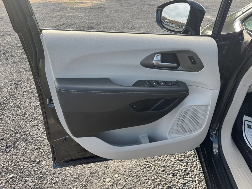 Used 2024 Chrysler Pacifica Limited FWD image 29