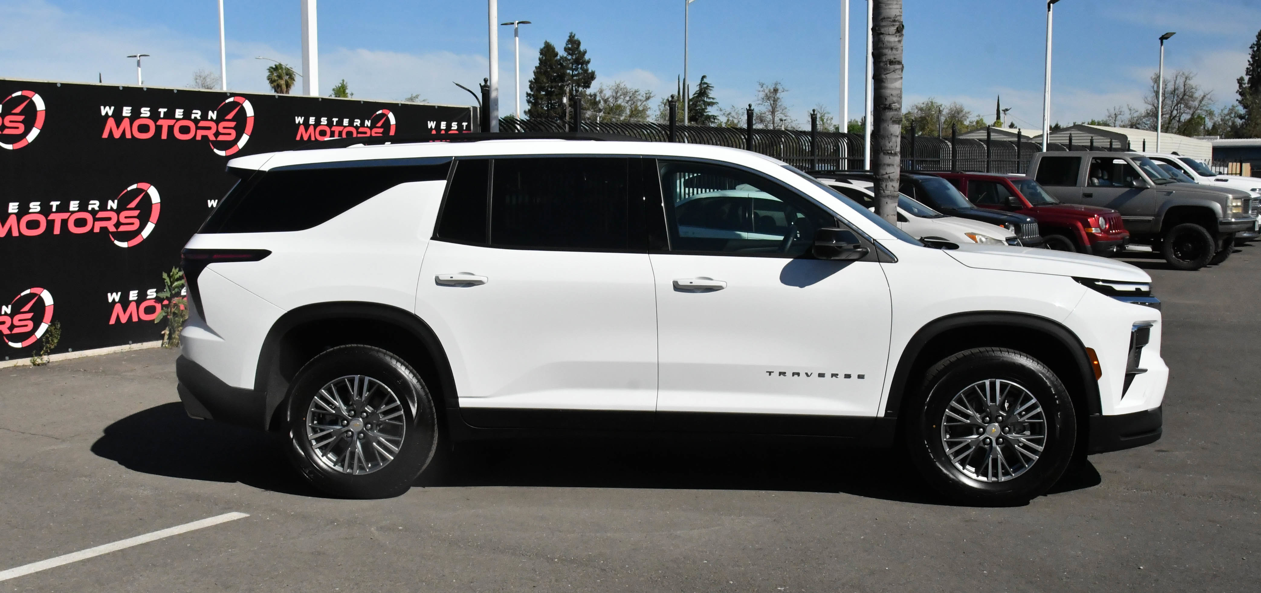 Used 2024 Chevrolet Traverse LT image 9