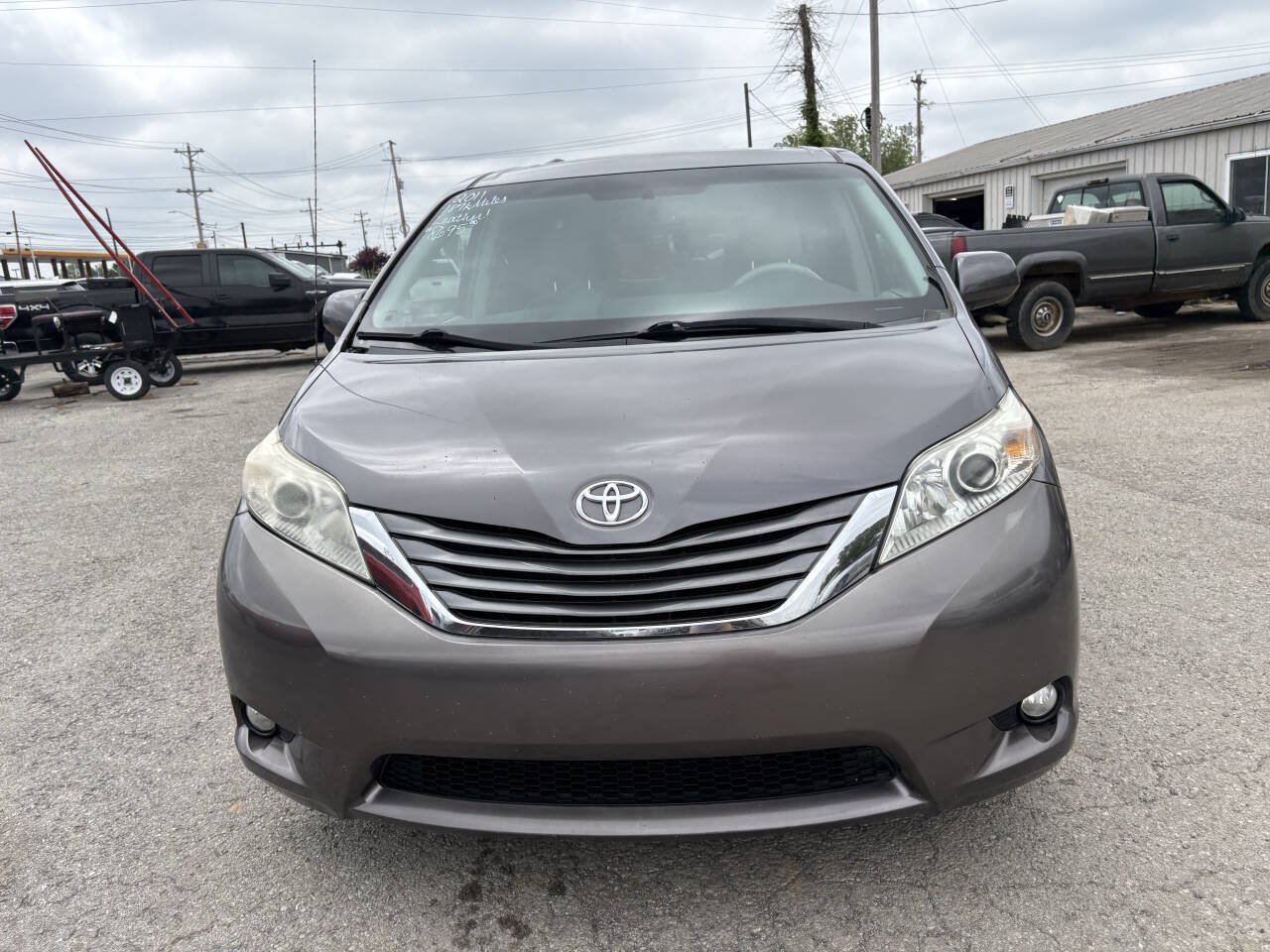 Used 2011 Toyota Sienna XLE w/ Entertainment Pkg FWD image 4