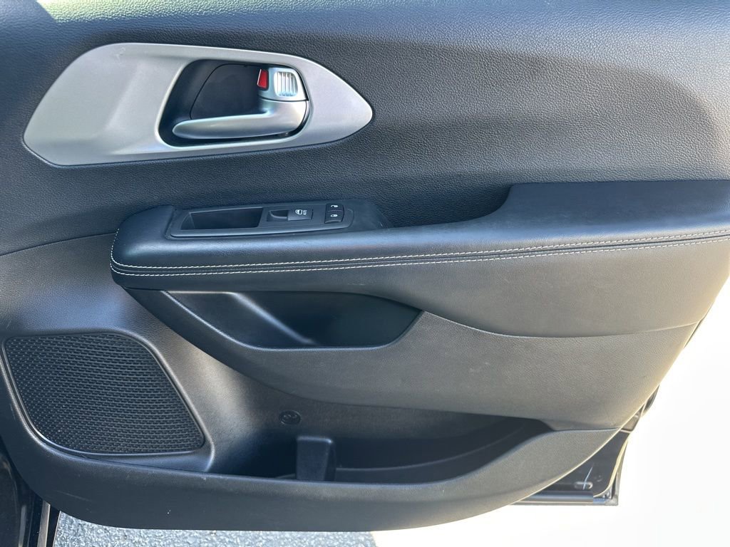 Used 2021 Chrysler Pacifica Touring w/ S Appearance Package image 33