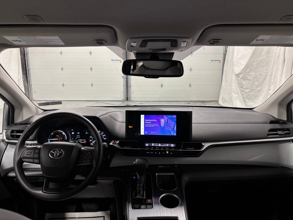Used 2026 Toyota Sienna LE FWD image 43