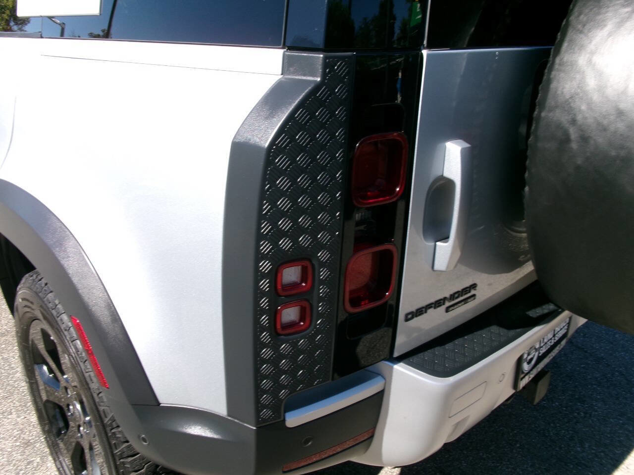 Used 2020 Land Rover Defender 110 SE image 21