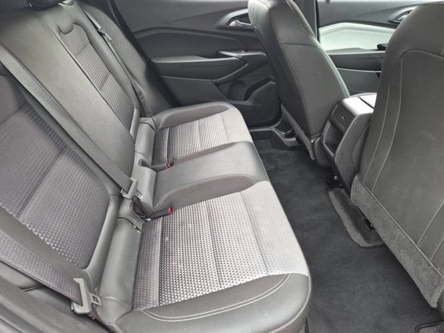 Used 2025 Chevrolet Trax LT w/ LT Convenience Package FWD image 29