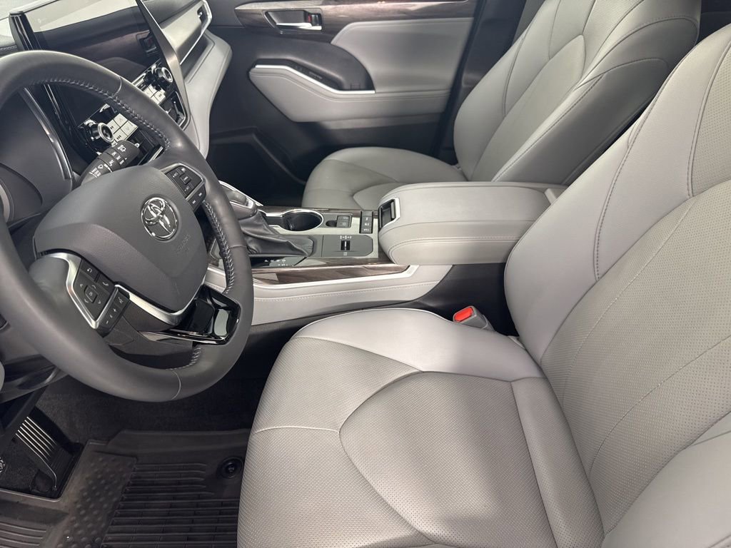 Used 2021 Toyota Highlander Limited image 15