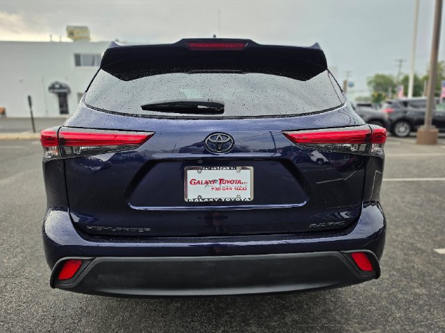 Used 2022 Toyota Highlander XLE AWD/4WD image 6