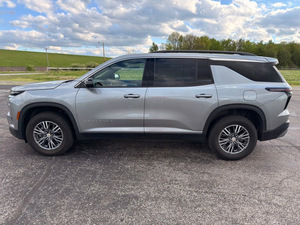 Used 2025 Chevrolet Traverse LT AWD/4WD image 17
