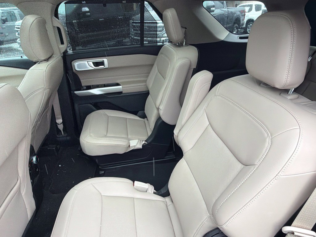 Used 2024 Ford Explorer Limited w/ Limited Technology Package RWD image 11