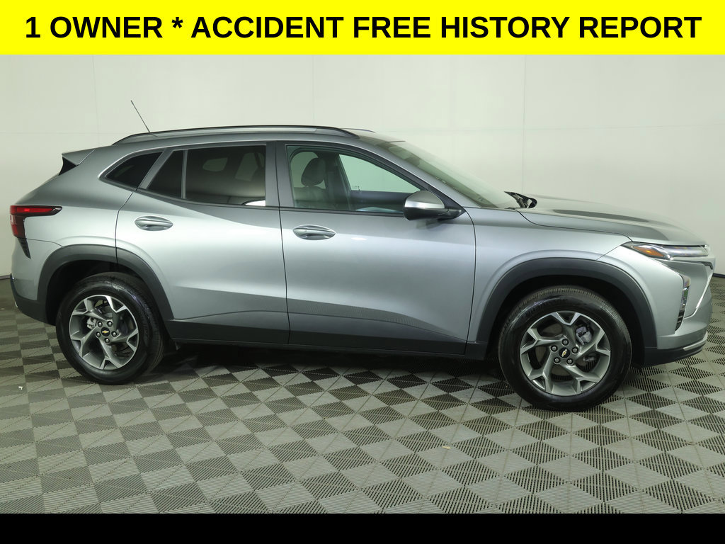 Used 2025 Chevrolet Trax LT w/ Driver Confidence Package FWD image 2