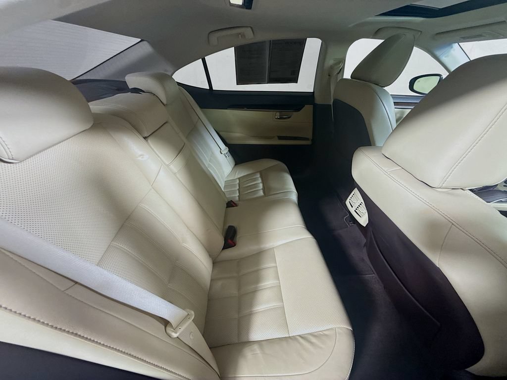 Used 2016 Lexus ES 350 w/ Luxury Package w/Wood Trim FWD image 26