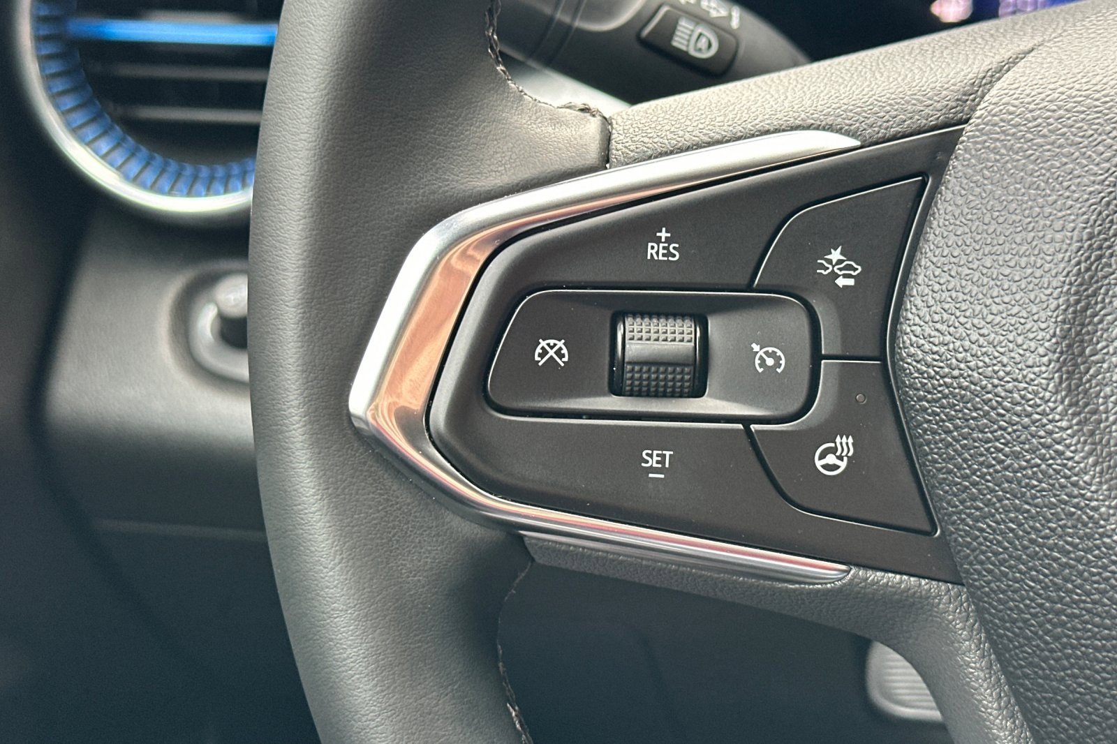 Used 2025 Chevrolet Trax LT w/ Driver Confidence Package image 31