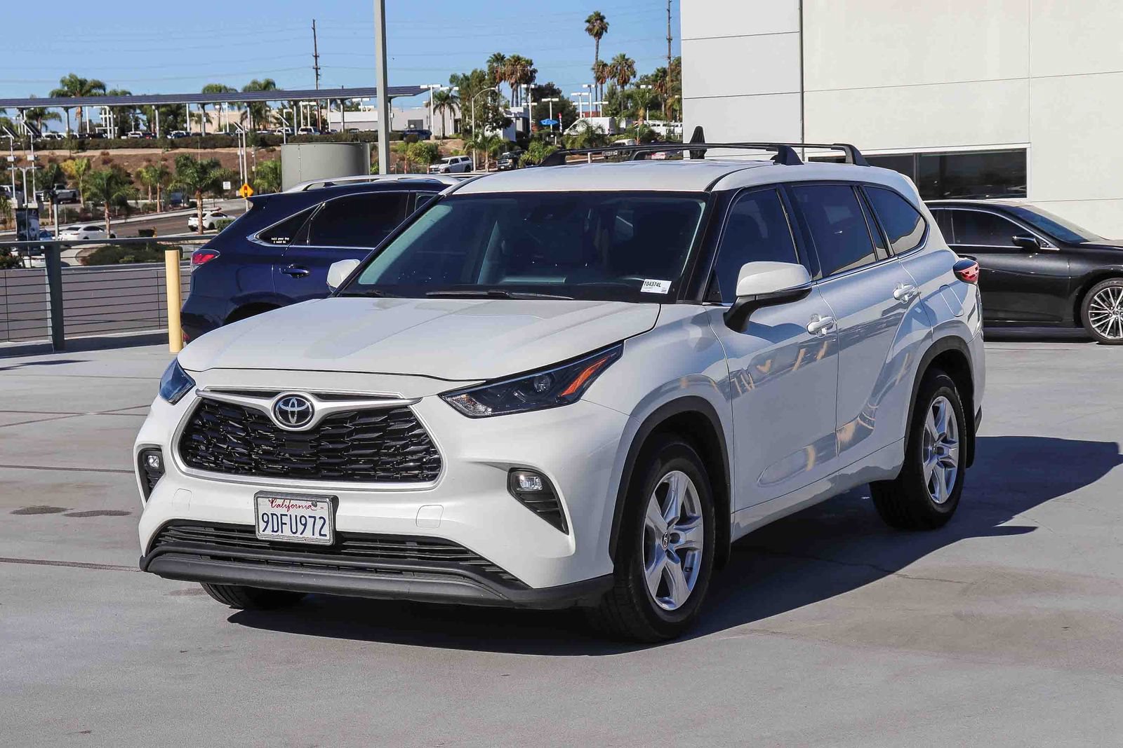 Used 2022 Toyota Highlander LE AWD/4WD image 3